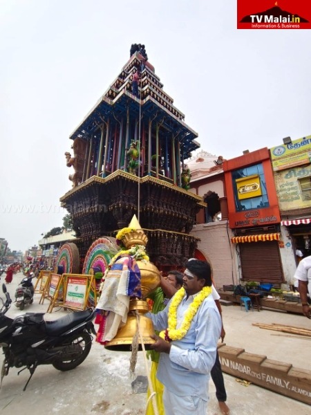 கார்த்திகை தீபத் திருவிழா 7-ம் நாள் தேர்த் திருவிழாவிற்காக தேரில் கலசம் பொருத்தும் பணி!