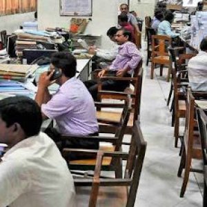 தமிழ்நாடு அரசு ஊழியர்களுக்கு புதிய அறிவிப்பு – ஓய்வூதிய உயர்வு மற்றும் பல நல திட்டங்கள் அறிவிப்பு!