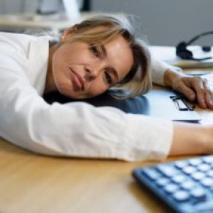 Struggling With Sleepiness at Work? Simple Hacks to Stay Alert